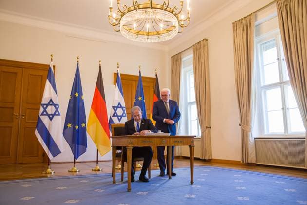 Benjamin Netanjahu im Schloss Bellevue, Eintrag ins Gästebuch des Bundespräsidenten Frank-Walter Steinmeier des Ministerpräsidenten des Staates Israel, Benjamin Netanjahu im Schloss Bellevue. Berlin Berlin Deutschland