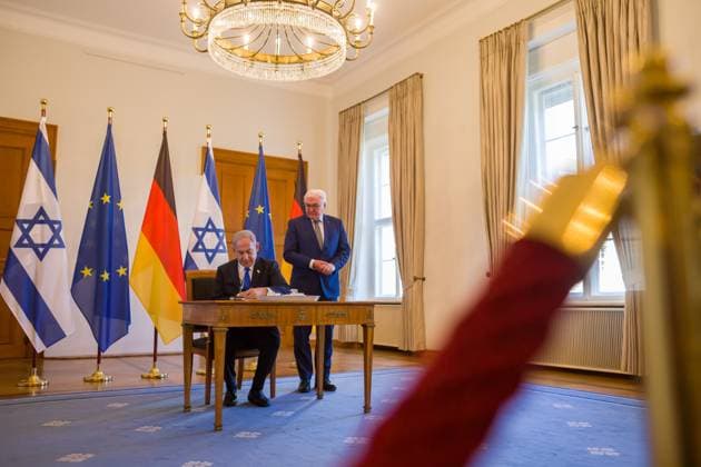 Benjamin Netanjahu im Schloss Bellevue, Eintrag ins Gästebuch des Bundespräsidenten Frank-Walter Steinmeier des Ministerpräsidenten des Staates Israel, Benjamin Netanjahu im Schloss Bellevue. Berlin Berlin Deutschland