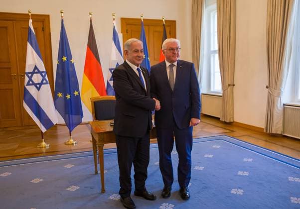 Benjamin Netanjahu im Schloss Bellevue, Eintrag ins Gästebuch des Bundespräsidenten Frank-Walter Steinmeier des Ministerpräsidenten des Staates Israel, Benjamin Netanjahu im Schloss Bellevue. Berlin Berlin Deutschland