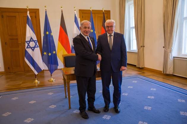 Benjamin Netanjahu im Schloss Bellevue, Eintrag ins Gästebuch des Bundespräsidenten Frank-Walter Steinmeier des Ministerpräsidenten des Staates Israel, Benjamin Netanjahu im Schloss Bellevue. Berlin Berlin Deutschland