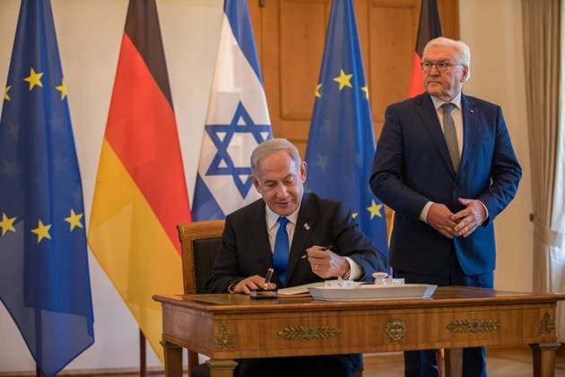 Benjamin Netanjahu im Schloss Bellevue, Eintrag ins Gästebuch des Bundespräsidenten Frank-Walter Steinmeier des Ministerpräsidenten des Staates Israel, Benjamin Netanjahu im Schloss Bellevue. Berlin Berlin Deutschland