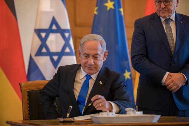 Benjamin Netanjahu im Schloss Bellevue, Eintrag ins Gästebuch des Bundespräsidenten Frank-Walter Steinmeier des Ministerpräsidenten des Staates Israel, Benjamin Netanjahu im Schloss Bellevue. Berlin Berlin Deutschland