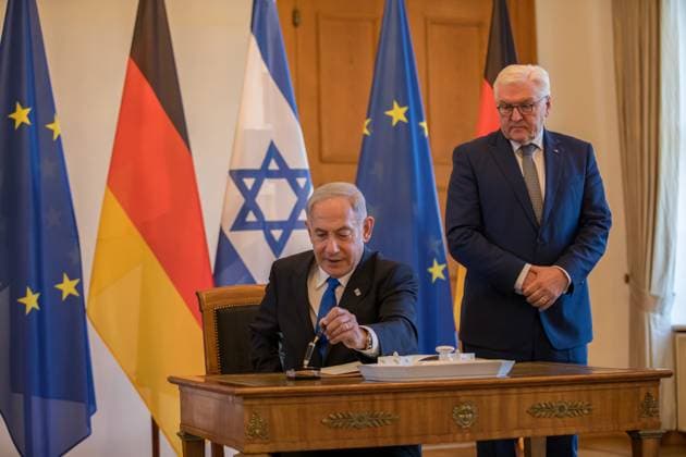 Benjamin Netanjahu im Schloss Bellevue, Eintrag ins Gästebuch des Bundespräsidenten Frank-Walter Steinmeier des Ministerpräsidenten des Staates Israel, Benjamin Netanjahu im Schloss Bellevue. Berlin Berlin Deutschland