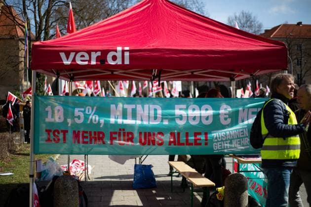 Pflegekräfte streiken in München Hunderte streikende Pflegekräfte versammelten sich am 16.3.2023 vor dem Schwabinger Krankenhaus in München, um für bessere Arbeitsbedingungen und eine Lohnerhöhung von 10,5%, mindestens aber 500 Euro mehr zu demonstrieren. -- Hundreds of striking nurses and care workers gathered in front of the Muenchen Klinik Schwabinger hospital on March 16, 2023 in Munich, Germany to protest for better working conditions and higher wages of 10.5% but minimum 500 Euro more. München Bayern Deutschland Copyright: xAlexanderxPohlx