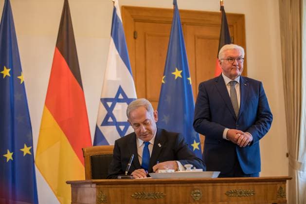 Benjamin Netanjahu im Schloss Bellevue, Eintrag ins Gästebuch des Bundespräsidenten Frank-Walter Steinmeier des Ministerpräsidenten des Staates Israel, Benjamin Netanjahu im Schloss Bellevue. Berlin Berlin Deutschland