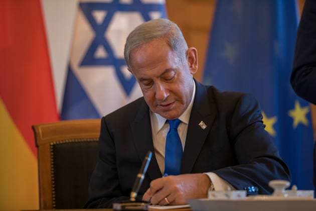 Benjamin Netanjahu im Schloss Bellevue, Eintrag ins Gästebuch des Bundespräsidenten Frank-Walter Steinmeier des Ministerpräsidenten des Staates Israel, Benjamin Netanjahu im Schloss Bellevue. Berlin Berlin Deutschland