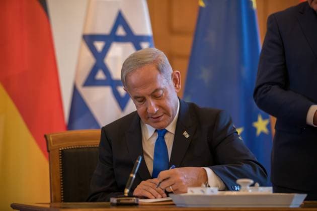 Benjamin Netanjahu im Schloss Bellevue, Eintrag ins Gästebuch des Bundespräsidenten Frank-Walter Steinmeier des Ministerpräsidenten des Staates Israel, Benjamin Netanjahu im Schloss Bellevue. Berlin Berlin Deutschland