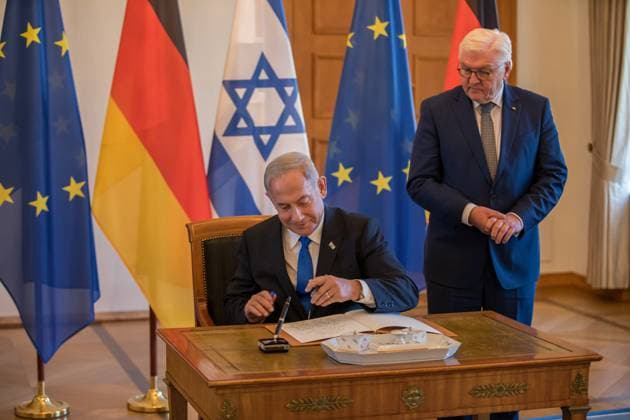 Benjamin Netanjahu im Schloss Bellevue, Eintrag ins Gästebuch des Bundespräsidenten Frank-Walter Steinmeier des Ministerpräsidenten des Staates Israel, Benjamin Netanjahu im Schloss Bellevue. Berlin Berlin Deutschland