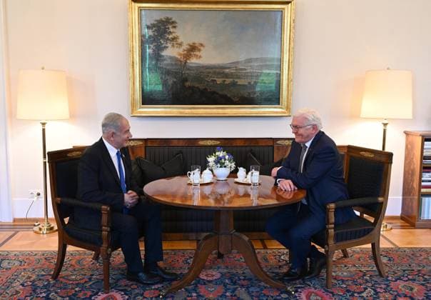 News Bilder des Tages Israeli Prime Minister Benjamin Netanyahu meets German President Frank-Walter Steinmeier, in Berlin Israeli Prime Minister Benjamin Netanyahu meets German President Frank-Walter Steinmeier, in Berlin on March 16, 2023. Photo by Israeli Prime Minister Office apaimages Berlin Berlin Germany 160323_Berlin_IPMO_00 (5) Copyright: xapaimagesxIsraelixPrimexMinisterxOffice xapaimagesx