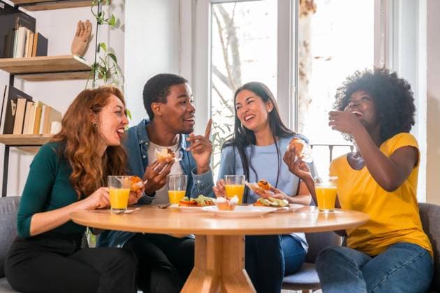  Freunde bei einem Frühstück mit Orangensaft und Muffins zu Hause, um gemeinsam gute Nachrichten zu feiern *** Friends at a Breakfast with Orange juice and Muffins to home, at jointly Good News to celebrate Copyright: imageBROKER/UnaixHuizi ibxuhu09108104.jpg ,model released, Symbolfoto ,property released