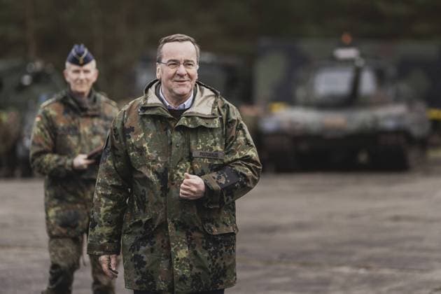 Boris Pistorius (SPD), Bundesminister der Verteidigung, aufgenommen beim Besuch der Streitkraeftebasis der Bundeswehr in Mahlwinkel, 16.03.2023. Anhand von Faehigkeitsvorfuehrungen sollen Schluesselfaehigkeiten der Streitkraeftebasis gezeigt werden. Mahlwinkel Deutschland *** Boris Pistorius SPD , Federal Minister of Defense, taken during a visit to the Armed Forces Base in Mahlwinkel, 16 03 2023 Key capabilities of the Armed Forces Base are to be demonstrated on the basis of capability demonstrations Mahlwinkel Germany Copyright: xFlorianxGaertner photothek.dex