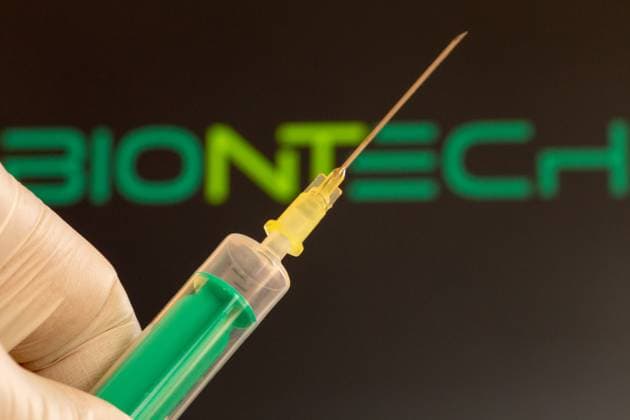 Symbolbild Coronaimpfung Biontech: Nahaufnahme einer Injektionsnadel, im Hintergrund das Logo von Biontech. Die Debatte über mögliche Impfschäden nimmt in Deutschland derzeit an Fahrt auf *** Symbolic image Corona vaccination Biontech Close-up of an injection needle, Biontech logo in the background The debate about possible vaccination damage is currently gaining momentum in Germany Copyright: xx