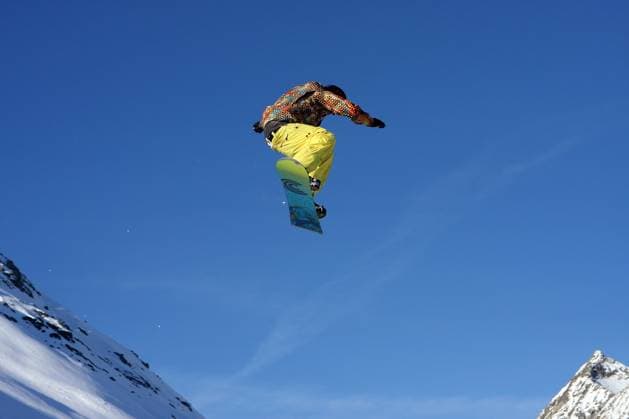 Young snowboarder jumping high over the mountains Copyright: xErvinxMonnx xDesignxPicsx , 30288273 Copyright: ErvinxMonnx xDesignxPics 30288273