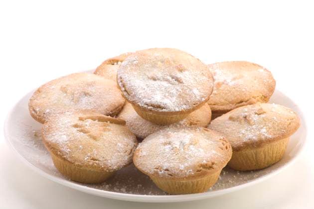 Multiple Mince Pies on a Plate isolated on a White background. Copyright: xMartinxGarnhamx xDesignxPicsx , 30294067 Copyright: MartinxGarnhamx xDesignxPics 30294067