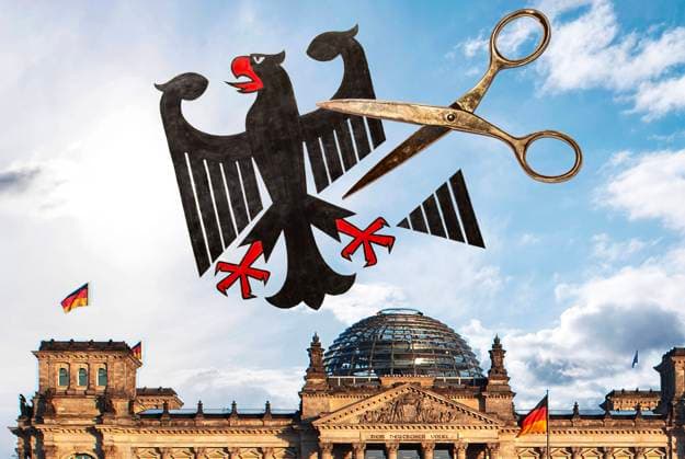 Wahlrechtsreform, Bundestag wird verkleinert, Bundesadler werden symbolisch die Federn gekürzt, Berlin, 17.03.2023 Deutschland, Berlin, 17. März 2023, Wahlrechtsreform, Symbolfoto, Bundestag stimmt für die Wahlrechtsreform, der Bundestag wird von derzeit 736 auf 630 Abgeordnete verkleinert, Symbol Bundesadler, dem mit Schere die Federn gekürzt werden, über dem Berliner Reichstag, Bundesadler gerät ins Taumeln, Demokratie, Verfassung, Kritik, kritisch, *** Electoral law reform, Bundestag is reduced in size, federal eagle is symbolically shortened the feathers, Berlin, 17 03 2023 Germany, Berlin, 17 March 2023, electoral law reform, symbol photo, Bundestag votes for electoral law reform, the Bundestag is reduced in size from the current