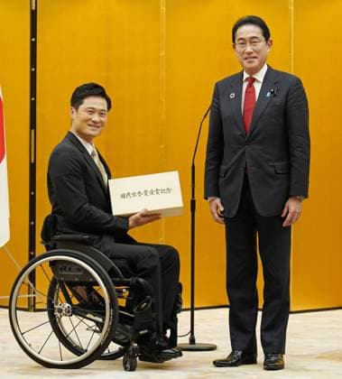 Japan, Fumio Kishida während einer Preisverleihung in Tokio Wheelchair tennis great Kunieda given People s Honor Award Shingo Kunieda, a former Japanese professional wheelchair tennis player who won 28 Grand Slam titles and three Paralympic gold medals in the men s singles, and Japanese Prime Minister Fumio Kishida pose for photos during a presentation ceremony for the government to confer on Kunieda the People s Honor Award on March 17, 2023, at the premier s office in Tokyo.  A14AA0001407191P