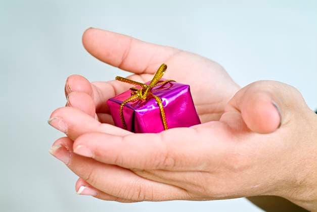 small gift in child hands Copyright: xNoamxArmonnx xDesignxPicsx , 30300595 Copyright: NoamxArmonnx xDesignxPics 30300595