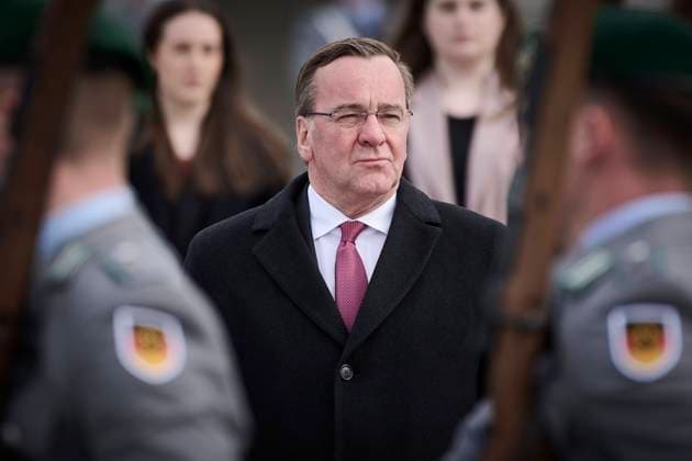 Berlin, Amtseinführung des neuen Generalinspekteurs der Bundeswehr Amtseinführung des neuen Generalinspekteurs der Bundeswehr General Carsten Breuer in Anwesenheit von Boris Pistorius (Bundesminister der Verteidigung, SPD) am 17.03.2023 im Bundesministeriums der Verteidigung in Berlin. Berlin Bundesministeriums der Verteidigung Berlin Deutschland *** Berlin, inauguration of the new Inspector General of the German Armed Forces inauguration of the new Inspector General of the German Armed Forces General Carsten Breuer in the presence of Boris Pistorius Federal Minister of Defense, SPD on 17 03 2023 at the Federal Ministry of Defense in Berlin Berlin Federal Ministry of Defense Berlin Germany