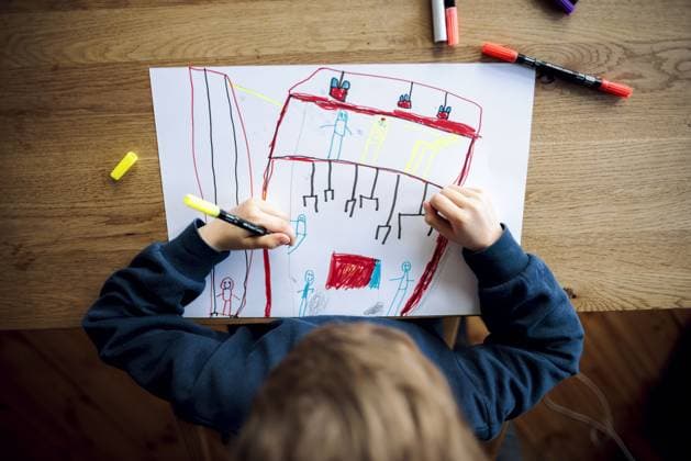 Symbolfoto zum Thema Kreativitaet bei kleinen Kindern: Ein fuenfjaehriger Junge sitzt zu Hause und malt mit Buntstiften ein Bild. Berlin, 14.03.2023 Berlin Deutschland *** Symbol photo about creativity in young children A five-year-old boy sits at home and draws a picture with crayons Berlin, 14 03 2023 Berlin Germany Copyright: xThomasxTrutschel photothek.dex