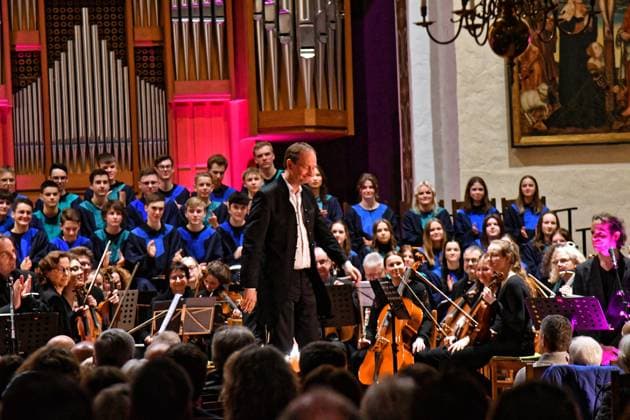 Chor und Orchester 17.03.2023 Drei Tage Musik in Dessau-Roßlau Die Tage der Chor- und Orchestermusik (TCOM) sind eines der bedeutendsten Feste der Amateurmusik in Deutschland. Sie finden jedes Jahr in einem anderen Bundesland statt. In diesem Jahr kommen die TCOM vom 17. – 19. März 2023 in die Bauhausstadt Dessau-Roßlau mit ihren vielen Chören, Ensembles und der großen Musiktradition von Friedrich Schneider bis Kurt Weill. Eröffnung in der Dessauer Johanniskirche mit: BEGRÜßUNG: Geertje Perlberg, Pastorin St. Johannis und St. Marien zu Dessau auf der Kanzel. GRUßWORTE: Dr. Robert Reck, Oberbürgermeister der Stadt Dessau-Roßlau und Heiko Schulze, Vizepräsident des Bundesmusikverbands