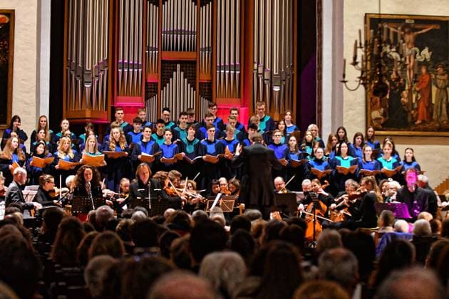 Chor und Orchester 17.03.2023 Drei Tage Musik in Dessau-Roßlau Die Tage der Chor- und Orchestermusik (TCOM) sind eines der bedeutendsten Feste der Amateurmusik in Deutschland. Sie finden jedes Jahr in einem anderen Bundesland statt. In diesem Jahr kommen die TCOM vom 17. – 19. März 2023 in die Bauhausstadt Dessau-Roßlau mit ihren vielen Chören, Ensembles und der großen Musiktradition von Friedrich Schneider bis Kurt Weill. Eröffnung in der Dessauer Johanniskirche mit: BEGRÜßUNG: Geertje Perlberg, Pastorin St. Johannis und St. Marien zu Dessau auf der Kanzel. GRUßWORTE: Dr. Robert Reck, Oberbürgermeister der Stadt Dessau-Roßlau und Heiko Schulze, Vizepräsident des Bundesmusikverbands
