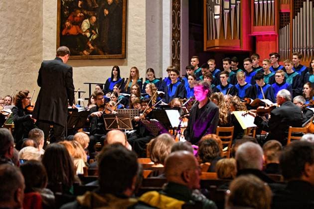 Chor und Orchester 17.03.2023 Drei Tage Musik in Dessau-Roßlau Die Tage der Chor- und Orchestermusik (TCOM) sind eines der bedeutendsten Feste der Amateurmusik in Deutschland. Sie finden jedes Jahr in einem anderen Bundesland statt. In diesem Jahr kommen die TCOM vom 17. – 19. März 2023 in die Bauhausstadt Dessau-Roßlau mit ihren vielen Chören, Ensembles und der großen Musiktradition von Friedrich Schneider bis Kurt Weill. Eröffnung in der Dessauer Johanniskirche mit: BEGRÜßUNG: Geertje Perlberg, Pastorin St. Johannis und St. Marien zu Dessau auf der Kanzel. GRUßWORTE: Dr. Robert Reck, Oberbürgermeister der Stadt Dessau-Roßlau und Heiko Schulze, Vizepräsident des Bundesmusikverbands