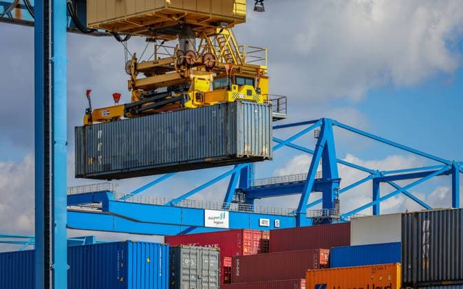 Duisburg, Nordrhein-Westfalen, Deutschland - Container im Duisburger Hafen werden auf einen Gueterzug verladen, die neue Seidenstrasse verbindet den europaeischen Binnenhafen Duisburg mit chinesischen Metropolen, die Gueterzuege benoetigen fuer die Direktverbindung 16 Tage Duisburg Nordrhein-Westfalen Deutschland *** Duisburg, North Rhine Westphalia, Germany Containers in the port of Duisburg are loaded onto a freight train, the new Silk Road connects the European inland port of Duisburg with Chinese metropolises, the freight trains need 16 days for the direct connection Duisburg North Rhine Westphalia Germany