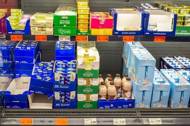 2022: Symbolbild: Inflation - Im letzten Jahr stiegen die Preise für Butter um 30 Prozent an, jetzt gehen sie genauso schnell wieder runter. 04.03.2023 Ribnitz-Damgarten Mecklenburg-Vorpommern Deutschland *** 2022 Symbol image Inflation Last year, prices for butter rose by 30 percent, and now they are going down again just as quickly 04 03 2023 Ribnitz Damgarten Mecklenburg Vorpommern Germany