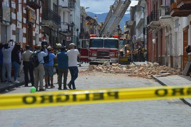 News Themen der Woche KW11 Erdbeben in Ecuador CUENCA-SISMO Cuenca, Ecuador 17 de marzo de 2023 El medio dia de hoy en la ciudad de Cuenca se sintio un temblor fuerte,en consecuencia se vino una parte de una casa en la calle Sucre entre Tarqui y General Torres ocacionando la destruccion de un vehiculo y la muerte de una persona. foto Boris Romoleroux API Cuenca Azuay Ecuador CLJ-CUENCA-SISMO-b6136a4e7baff3a193e28bd47f1b2ba9 *** CUENCA SISMO Cuenca, Ecuador March 17, 2023 At midday today in the city of Cuenca a strong earthquake was felt, as a result a part of a house on Sucre Street between Tarqui and General Torres was destroyed, causing the destruction of a vehicle and the death of a person photo Boris Romoleroux API Cuenca Azuay Ecuador CLJ CUENCA SISMO b6136a4e7baff3a193e28bd47 Copyright: xBorisxRomolerouxx