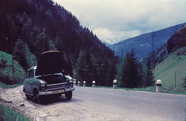 Camping GER, 20230301, Aufnahme ca.1962, Autopanne in den Alpen *** Camping GER, 20230301, photo ca 1962, car breakdown in the alps