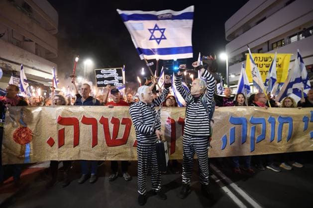 News Themen der Woche KW11 News Bilder des Tages Protest In Tel Aviv Thousands of Israeli protesters are rallying against the Israeli Government s judicial overhaul bills in the coastal city of Tel Aviv, Israel, on March 18, 2023. Protesters are confronting the Police and blocking the Ayalon highway. Tel Aviv Israel  Copyright: xGilixYaarix originalFilename: yaari-antigove230318_nplty.jpg