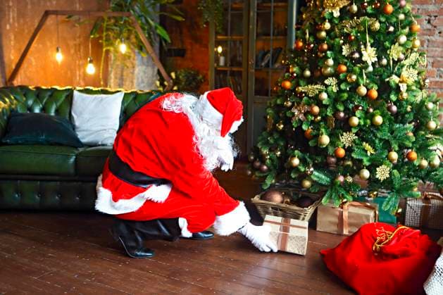 Santa Claus secretly putting gift boxes under the Christmas tree Santa Claus secretly putting gift boxes under the Christmas tree. Xmas ,model released, Symbolfoto Copyright: xZoonar.com DashaxPetrenkox 14239064 ,model released, Symbolfoto ,property released