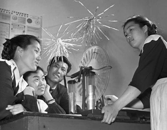 PHYSICS LESSON EXPERIMENT 35165 18.03.1960 Secondary school students of the Polar Star collective farm during an experiment at a physics lesson. Pogorelchencko Sputnik Toshkent Region Uzbekistan  Copyright: xPogorelchenckox