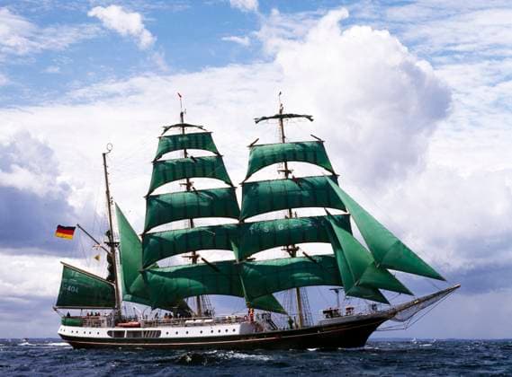 die Bark Alexander von Humboldt wurde 1906 bei AG Weser in Bremen gebaut sie war geplant und dienend als Feuerschiff und 1986 außer Dienst gestellt sie diente 1988 bis 2011 als Ausbildungsschiff und wurde durch ihren Einsatz als Werbung für Becks Bier weithin bekannt der Rumpf ist aus Stahl und 63 m lang sowie 8,02 m breit das Schiff wird heute als Hotel- und Gastronomie-Schiff eingesetzt *** the barque Alexander von Humboldt was built in 1906 at AG Weser in Bremen it was planned and serving as a lightship and was decommissioned in 1986 it served 1988 to 2011 as a training ship and became widely known by its use as advertising for Becks beer the hull is made of steel and 63 m long and 8.02 m wide the ship is used today as a hotel and cat