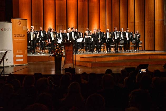 Chor-Orchsester 19.03.2023 Festakt zur Verleihung der Zelter- und PRO MUSICA-Plaketten mit der Kulturstaatsministerin Claudia Roth im Rahmen der Tage der Chor- und Orchestermusik (TCOM) in Dessau-Roßlau im Dessauer Theater. VERLEIHUNG DER ZELTER-PLAKETTE an den Berliner Mozart-Chor und VERLEIHUNG DER PRO MUSICA-PLAKETTE an den Posaunenchor Döbeln Dessau-Rosslau Land Deutschland