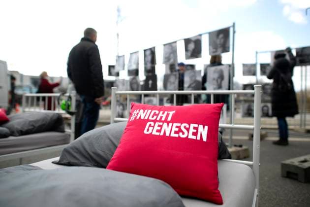 Protest Nicht Genesen DEU, Deutschland, Germany, Berlin, 15.03.2023 Kissen Nicht Genesen der Initiative NichtGenesen gegen die Folgen von Covid Corona und der Forderung Wir forschen Forschung unter dem Motto Nicht Genesen Wir Leiden Wir Sterben Sie schauen Zu beim ersten Internationale Long Covid Awareness Day vor dem Bundesministerium für Bildung und Forschung in Berlin, Deutschland. Protest gegen das Leiden vieler Menschen von Long Covid und mehr biomedizinische Forschung um Post-Covid, ME CFS und Post-Vac. en: Pillows of the initiative NotRecovered Not Recovered Nicht Genesen in protest against the consequences of Covid Corona and the demand We do research under the motto Not Recovered We Suffer We Die Watch the first International Lo
