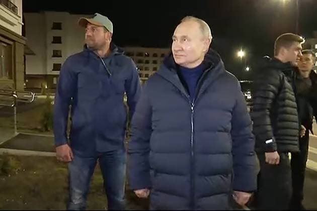 News Themen der Woche KW11 News Bilder des Tages RUSSIA, MARIUPOL - MARCH 19, 2023: Russia s President Vladimir Putin (C) examines the Nevsky micro-district during a visit to the city of Mariupol. Video screen grab. Best quality available. Russian President Press Office TASS  57960338