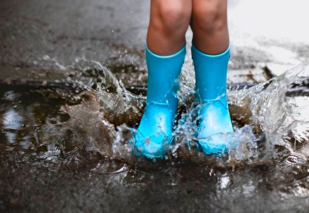 Child wearing blue rain boots jumping into a puddl Child wearing blue rain boots jumping into a puddle. Close up ,model released, Symbolfoto Copyright: xZoonar.com DashaxPetrenkox 15060169 ,model released, Symbolfoto ,property released