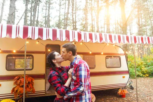 Portrait of romantic couple smiling while holding hands near house on wheels outdoors Portrait of romantic couple man and woman smiling while hugging near house on wheels outdoors ,model released, Symbolfoto Copyright: xZoonar.com DashaxPetrenkox 15980671 ,model released, Symbolfoto ,property released