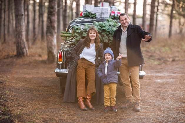 Stylish couple with kid in park Smiling adult man and woman with boy in warm clothes standing at vintage car with Christmas presents ,model released, Symbolfoto Copyright: xZoonar.com DashaxPetrenkox 16165678 ,model released, Symbolfoto ,property released