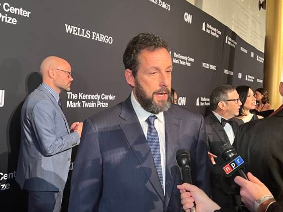 Us actor Adam Sandler speaks to the media during the Mark Twain Award in Washington, US, 19 March 2023. After three long decades dedicated to humor, Adam Sandler received the Mark Twain Prize this Sunday at a gala with the country s leading comedians and fellow professionals to pay tribute to his career. At 56, Sandler was finally recognized with the Mark Twain Prize for American Humor, named after one of the biggest names in the industry, and whose ceremony has been held in the US capital for 24 years. Mark Twain Award 2023 !ACHTUNG: NUR REDAKTIONELLE NUTZUNG!  Copyright: xOctavioxGuzmanx AME3924 20230320-e97b9390280185e84ebea2e00c18ca22e4c5f4b8