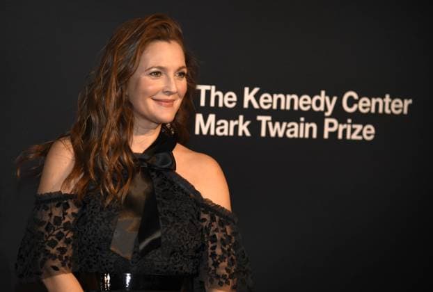 Entertainment Themen der Woche KW11 Entertainment Bilder des Tages Actress Drew Barrymore poses for photographers as she arrives on the red carpet for the 2023 Kennedy Center Mark Twain Prize for American Humor gala evening, honoring comedian Adam Sandler, in Washington, DC on Sunday, March 19, 2023.  WAP20230319519 MIKExTHEILER