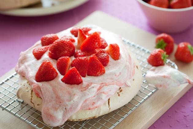 Delicious strawberry pavlova topped with fresh cream and strawberries Copyright: xSimonexvanxdenxBergx xDesignxPicsx , 30413325 Copyright: SimonexvanxdenxBergx xDesignxPics 30413325