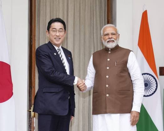 News Themen der Woche KW12 Japan-India talks Japanese Prime Minister Fumio Kishida (L) and his Indian counterpart Narendra Modi shake hands ahead of their talks in New Delhi on March 20, 2023.  A14AA0001408013P