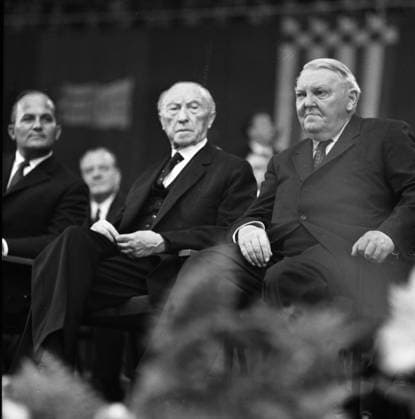 Persönlichkeiten aus 1965-71 DEU, Deutschland, Dortmund: Persönlichkeiten aus der Politik, Wirtschaft und Kultur aus den Jahren 1965-71. DEU, Germany, Dortmund: Personalities from politics, business and culture from the years 1965-71. *** Local Caption *** Ludwig Erhard ( CDU) mit Barzel und Adenauer NRW *** Personalities from politics, business and culture from the years 1965 71 DEU, Germany, Dortmund Personalities from politics, business and culture from the years 1965 71 Local Caption Ludwig Erhard CDU with Barzel and Adenauer NRW