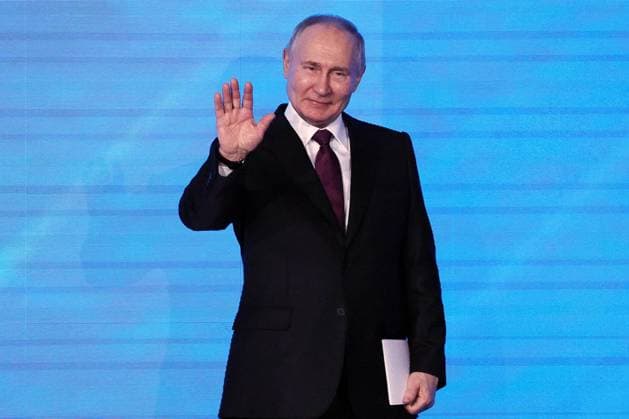 News Themen der Woche KW12 RUSSIA, MOSCOW - MARCH 20, 2023: Russia s President Vladimir Putin waves at a plenary meeting of the 2nd International Parliamentary Conference titled Russia and Africa In a Multi-polar World at the Column Hall of the House of Unions. Delegations from more than 40 African countries are taking part in the conference, which is an important event in the preparation for the 2nd Russia â€“ Africa Summit. Sergei Bobylev TASS  57972775