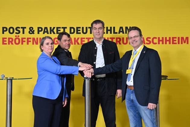 News Themen der Woche KW12 News Bilder des Tages Deutsche Post DHL nimmt groessten Paket Standort Deutschlands am 20.03.2023 in Betrieb. Offizielle Eroeffnung mit Markus SOEDER (Ministerpraesident Bayern und CSU Vorsitzender) und Konzernvorstaendin Nikola HAGLEITNER (li) Bearbeituing von bis zu 72000 Pakete pro Stunde. Pakete auf Baendern. *** Deutsche Post DHL starts operation of Germanys largest parcel facility on 20 03 2023 Official opening with Markus SOEDER State Premier of Bavaria and CSU Chairman and Group CEO Nikola HAGLEITNER li Processing of up to 72000 parcels per hour Parcels on conveyors