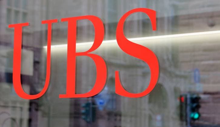 20.03.2023, Deutschland, NRW, Banken, Übernahmen, Finanzen, Finanzkrise, Die Schweizer Grossbank UBS übernimmt die Bank Credit Suisse, Großbankenfusion, Übernahme, Bankenfusion, UBS Logo, Spiegelung, rote und grüne Ampel im Hintergrund NRW Deutschland *** 20 03 2023, Germany, NRW, banks, takeovers, finance, financial crisis, The major Swiss bank UBS takes over the bank Credit Suisse, major bank merger, takeover, bank merger, UBS logo, reflection, red and green traffic lights in the background NRW Germany Copyright: xD.xKerlekin SnowfieldxPhotographyx SF200323UBSD5