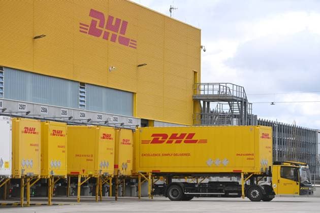 Deutsche Post DHL nimmt groessten Paket Standort Deutschlands am 20.03.2023 in Betrieb. Bearbeituing von bis zu 72000 Pakete pro Stunde im Paketzentrum Aschheim II bei Muenchen. Ein Umsetzfahrzeug transportiert eine Wechselbruecke,Transportbehaelter,Container,Transportcontainer. *** Deutsche Post DHL starts operation of Germanys largest parcel site on 20 03 2023 Processing of up to 72000 parcels per hour in the parcel center Aschheim II near Munich A transfer vehicle transports a swap body, transport container, transport container
