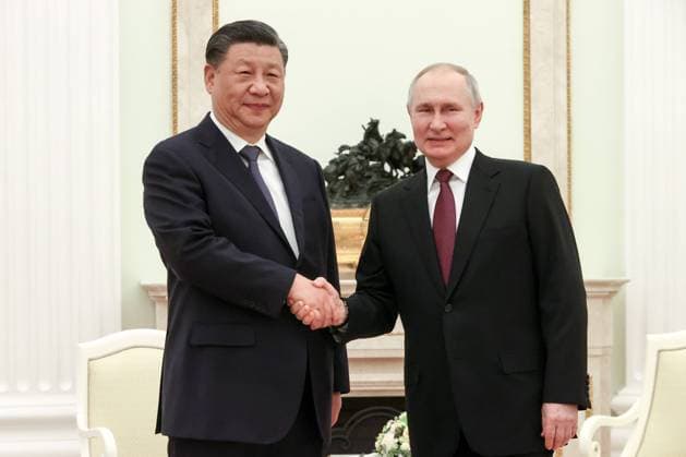 News Themen der Woche KW12 News Bilder des Tages RUSSIA, MOSCOW - MARCH 20, 2023: China s President Xi Jinping (L) and his Russian counterpart Vladimir Putin shake hands during a meeting at the Moscow Kremlin. The Chinese leader has made his first foreign trip since the recent re-election for a third term. Sergei Karpukhin TASS  57974028